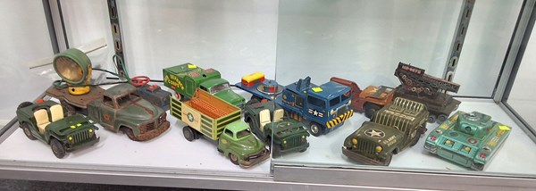 Lot 1092 - TIN TOYS