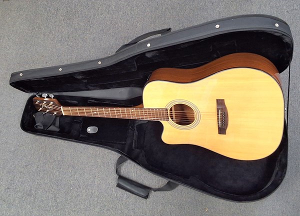 Lot 1359 - GUITAR