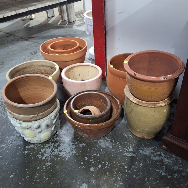 Lot 124 - PLANT POTS