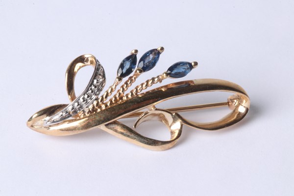 Lot 1005 - GOLD BROOCH