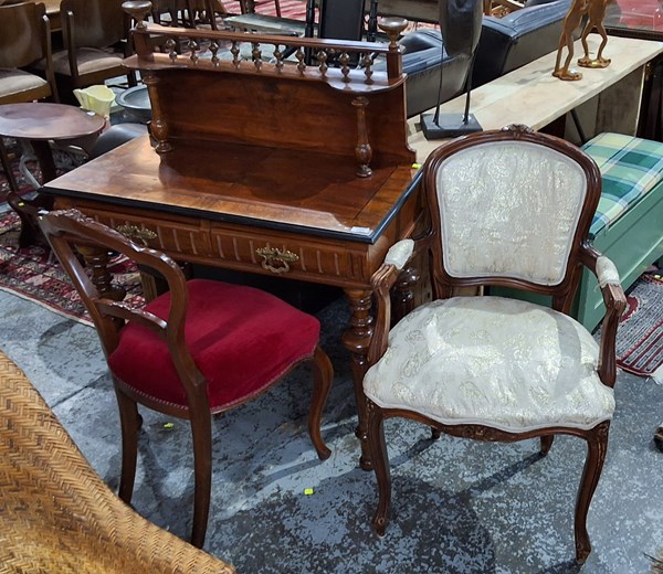 Lot 341 - DESK & CHAIR