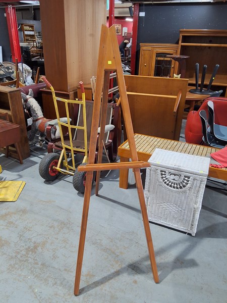 Lot 300 - ARTIST EASEL