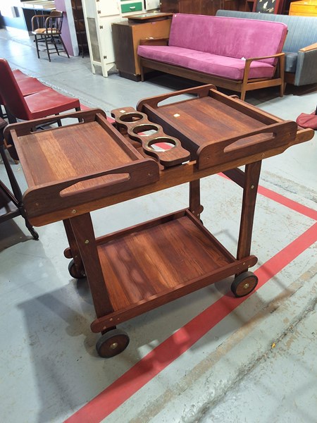 Lot 299 - SERVING TROLLEY