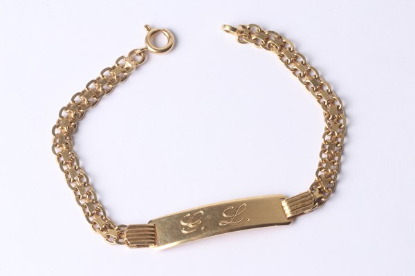 Lot 1019 - GOLD BRACELET