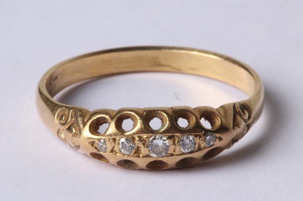 Lot 1003 - GOLD DIAMOND RING