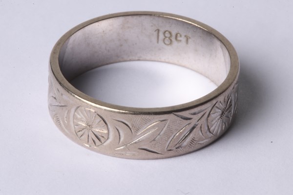 Lot 1023 - GOLD RING