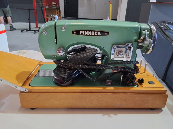 Lot 1197 - SEWING MACHINE