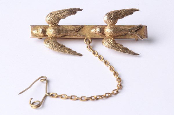 Lot 1009 - GOLD BROOCH