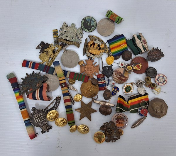 Lot 1040 - BADGES