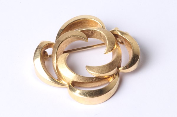 Lot 1017 - GOLD BROOCH