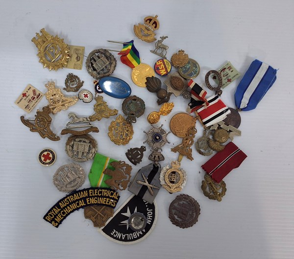 Lot 1063 - BADGES