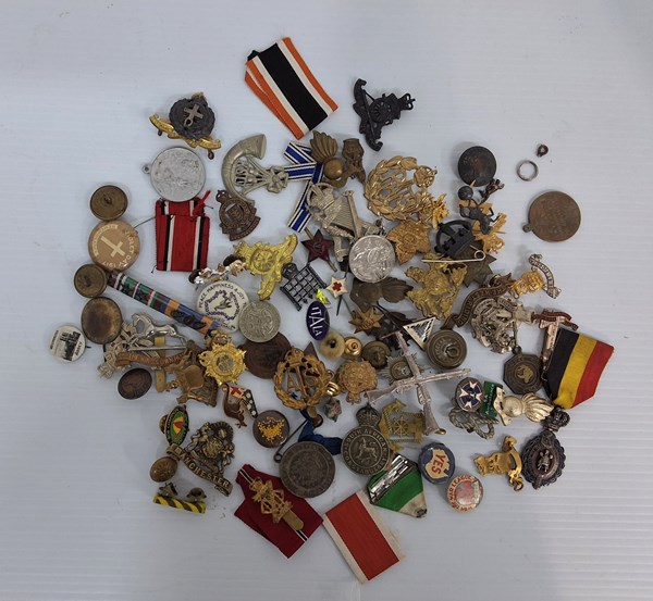 Lot 1062 - BADGES AND BUTTONS