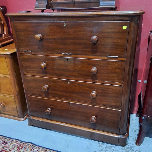 Lot 155 - CHEST OF DRAWERS