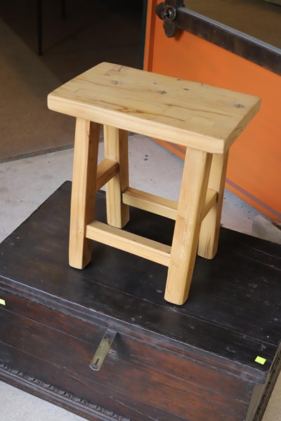 Lot 205 - STOOL