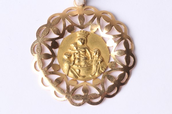 Lot 1007 - GOLD PENDANT