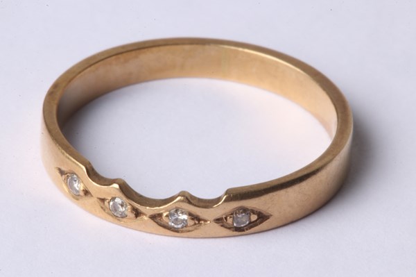 Lot 1004 - GOLD RING