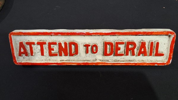 Lot 40 - DERAIL SIGN