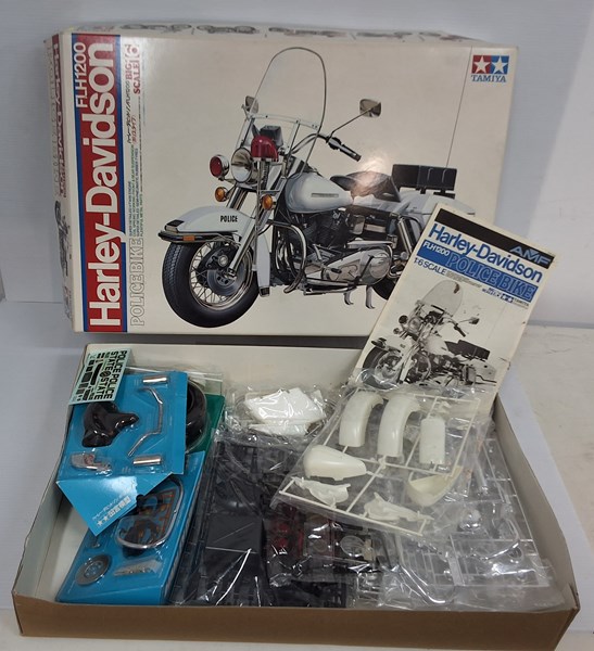 Lot 1085 - HARLEY DAVIDSON SCALE MODEL KIT