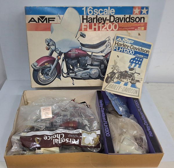 Lot 1076 - HARLEY DAVIDSON SCALE MODEL KIT