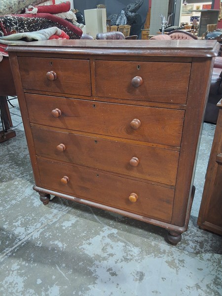 Lot 164 - CHEST OF DRAWERS