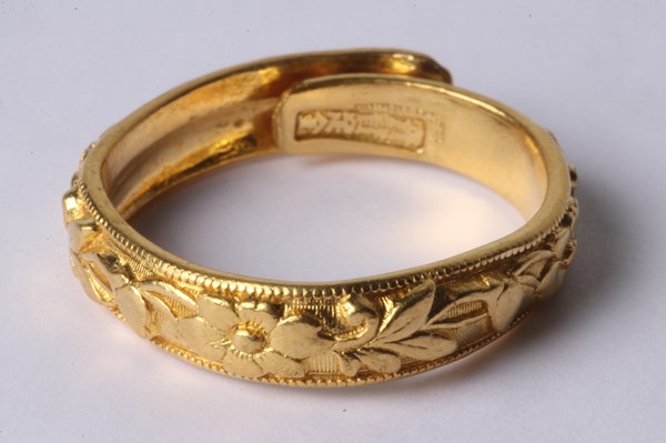 Lot 1002 - GOLD RING