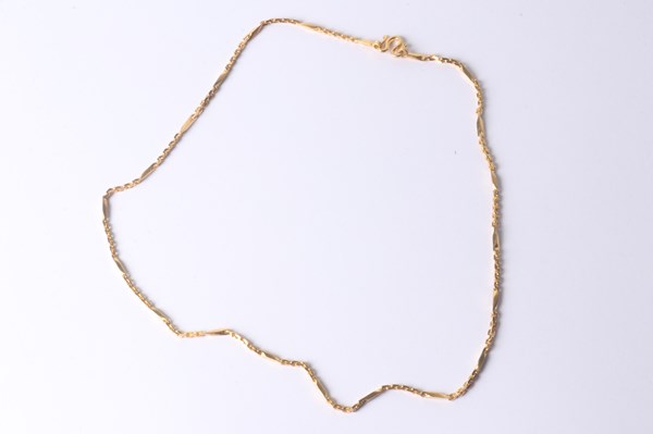 Lot 1011 - GOLD NECKLACE