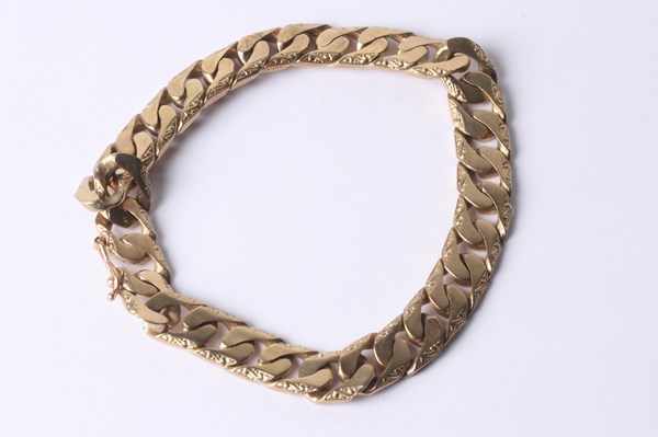 Lot 1012 - GOLD BRACELET