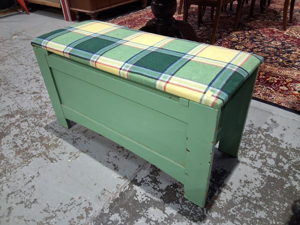 Lot 338 - BLANKET BOX