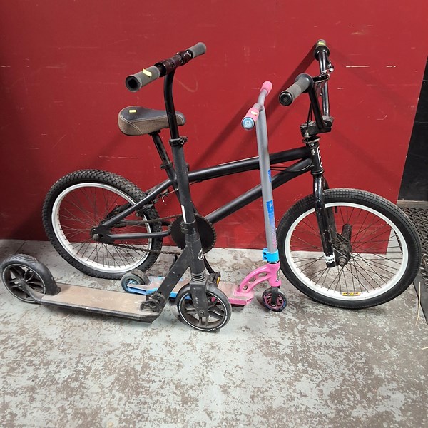 Lot 370 - BMX AND SCOOTERS