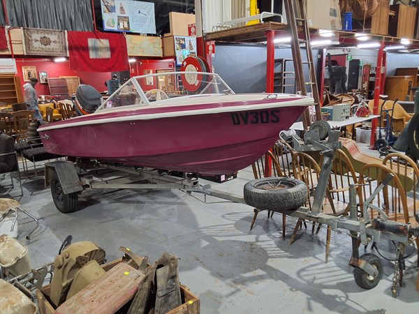 Lot 211 - SPEED BOAT