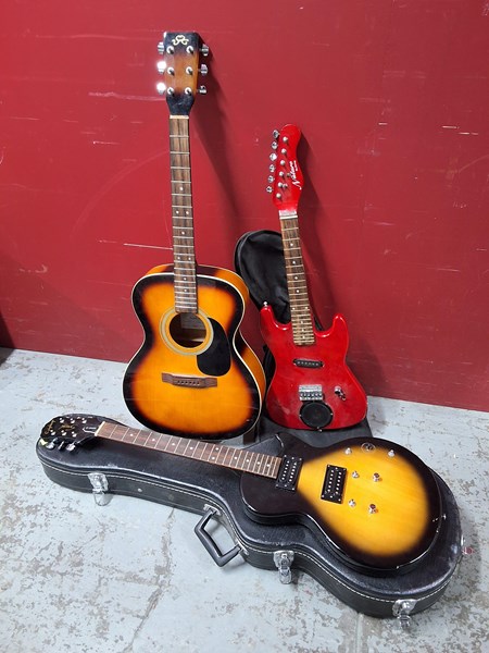 Lot 222 - GUITARS