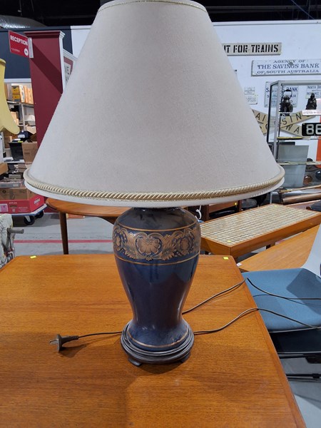 Lot 22 - TABLE LAMP