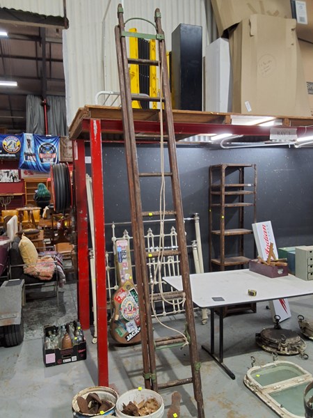 Lot 209 - EXTENDABLE LADDER