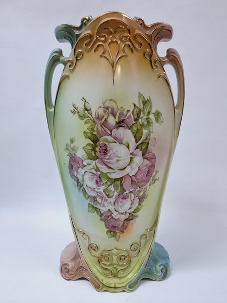 Lot 1372 - EDWARDIAN MANTEL VASE