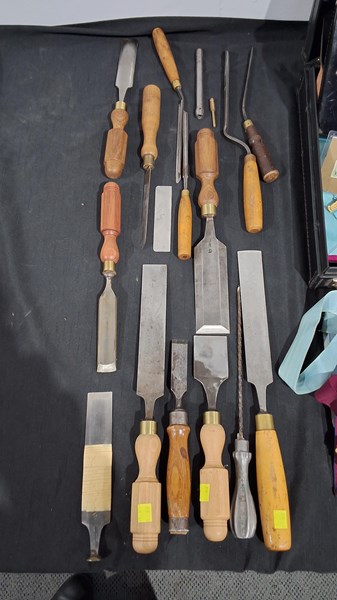 Lot 1402 - CHISELS & HANDTOOLS