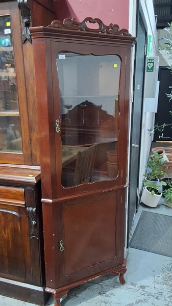 Lot 18 - CORNER CABINET