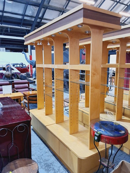 Lot 100 - SHOP DISPLAY SHELVES