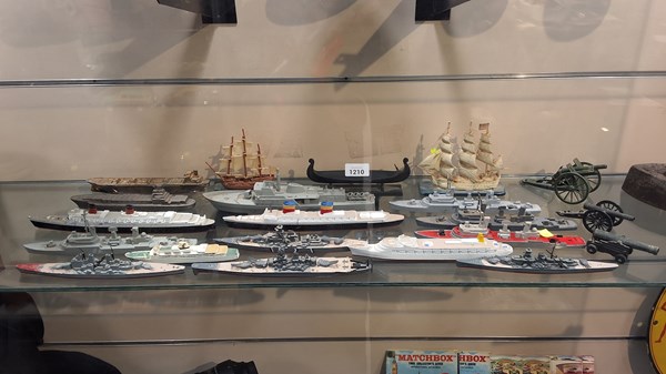 Lot 1210 - MODEL BOATS