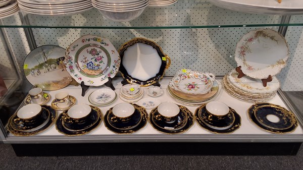 Lot 1253 - DECORATIVE CHINAWARE