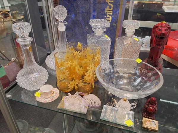 Lot 1339 - GLASSWARE & ORNAMENTS