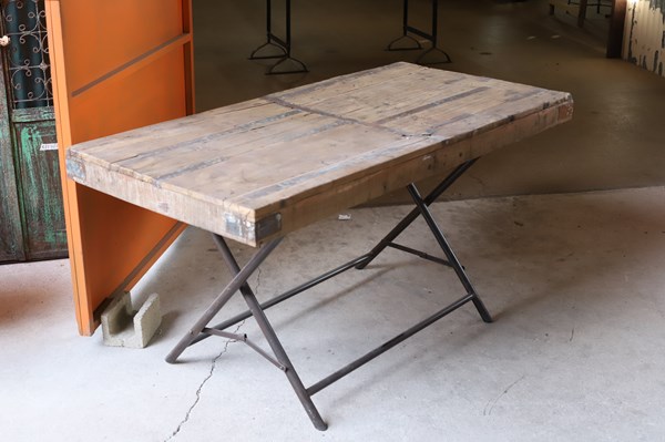 Lot 331 - DINING TABLE