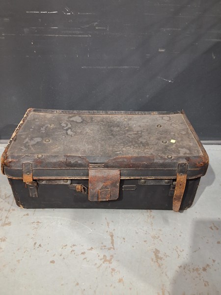 Lot 195 - VINTAGE TRAVEL TRUNK