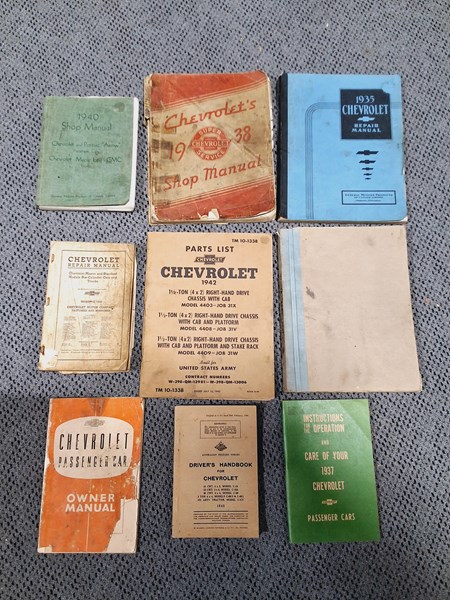 Lot 44 - CHEVROLET MANUALS