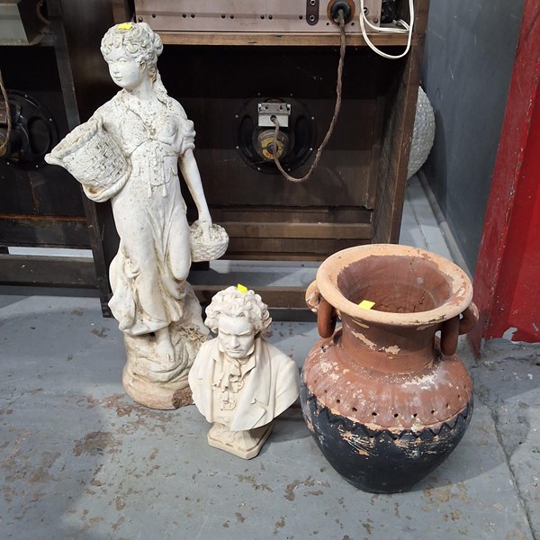 Lot 281 - GARDEN DECOR