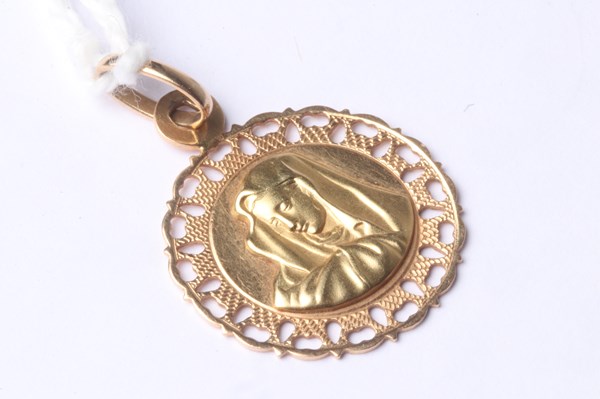 Lot 1024 - GOLD PENDANT