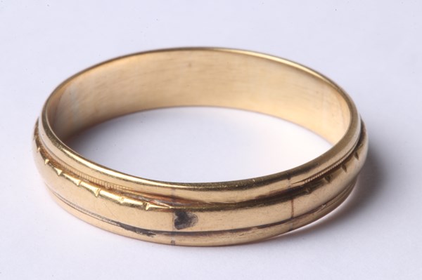 Lot 1004 - GOLD RING