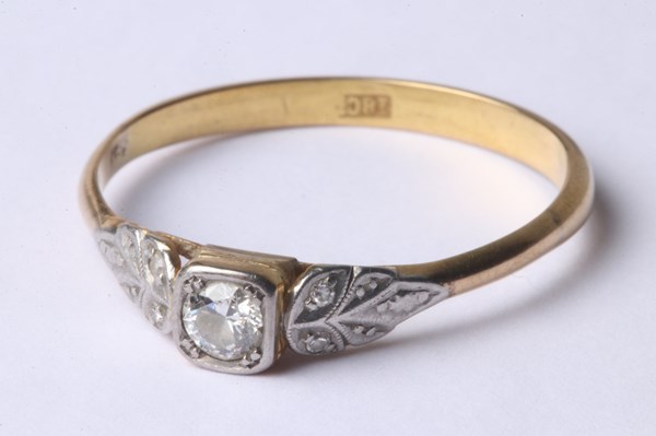 Lot 1003 - GOLD DIAMOND RING