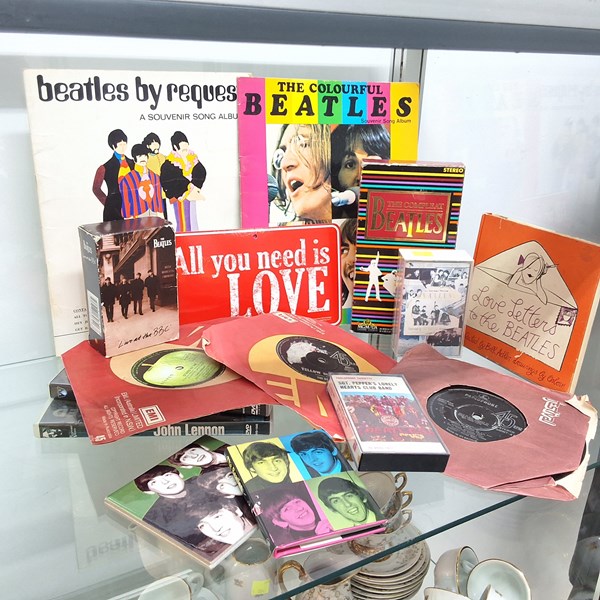 Lot 1323 - BEATLES COLLECTABLES