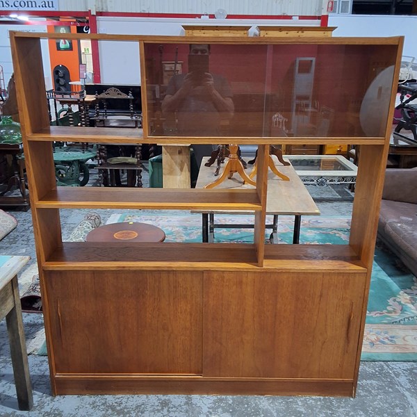 Lot 259 - ROOM DIVIDER