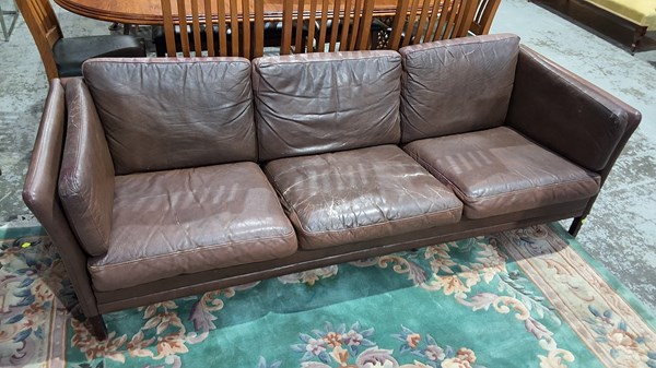 Lot 107 - LEATHER LOUNGE